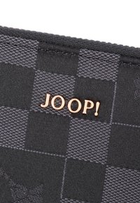 Portafoglio a scacchi neri con tessuto testurizzato. Presenta un logo "JOOP!" in oro rosa. Linee pulite e design strutturato.
