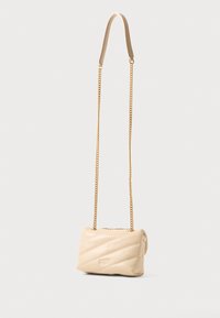 Borsa a tracolla in pelle trapuntata beige con forma curva, tracolla in catena dorata e un sottile dettaglio del logo sul davanti.