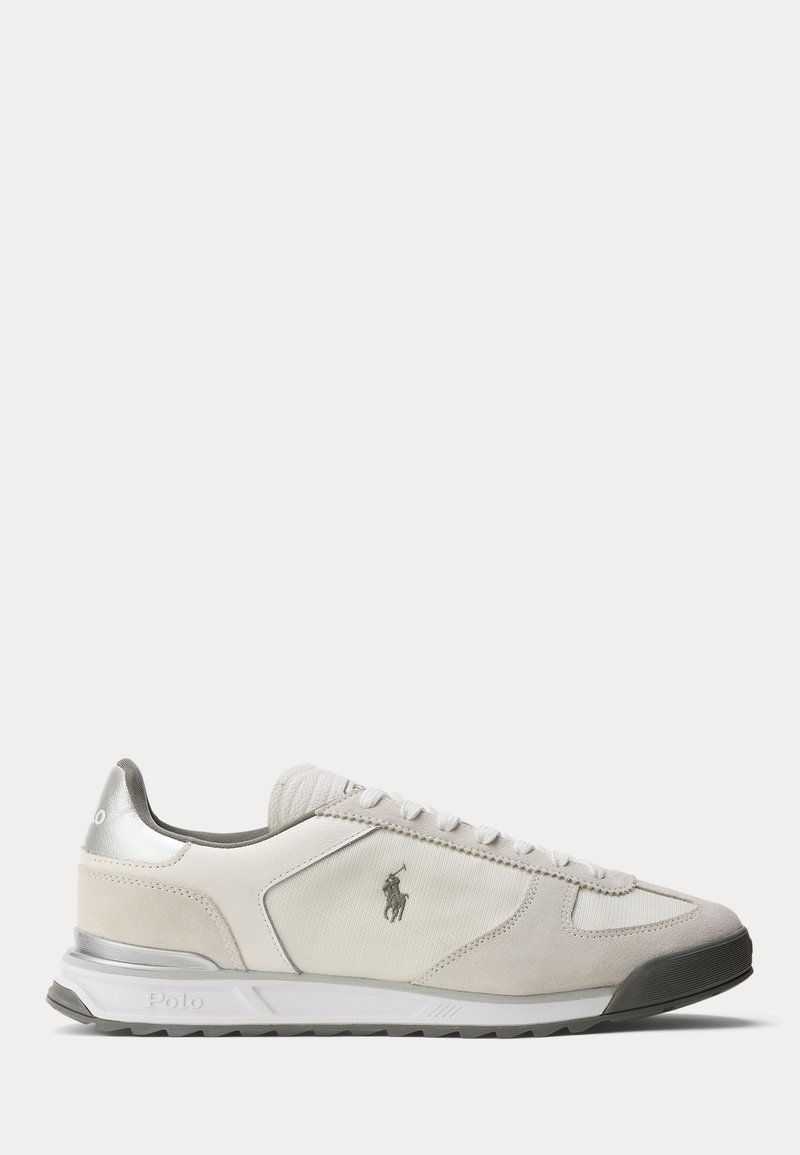 Niskoprofilowy biały i jasnoszary sneaker z logo Polo po boku, sznurowanym przodem i srebrnym akcentem na pięcie.