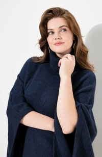 Poncho col roulé bleu marine avec des manches larges, motif en tricot texturé et coupe décontractée. Tissu doux avec une apparence confortable.