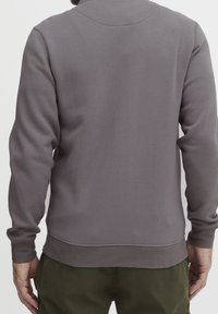 FQ1924 Felpa con zip - grey