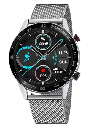 Montre intelligente ronde avec un cadran noir, bracelet en maille argentée, affichage numérique montrant les étapes, la fréquence cardiaque et la date. Comprend un bouton sur le côté de couleur rouge.