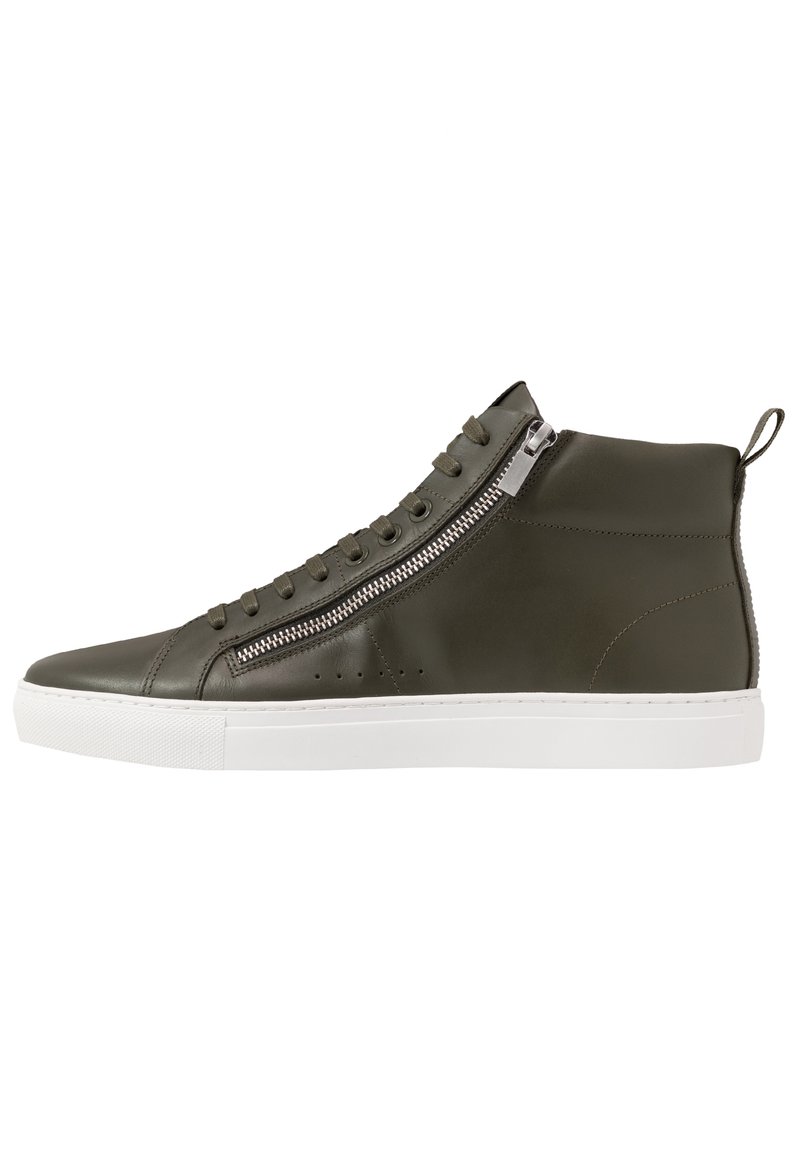 High-top sneakers van donkergroen leer met een witte rubberen zool, voorzien van een zijrits en veterontwerp. Inclusief geperforeerde accenten.