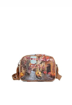 Piccola borsa a tracolla rettangolare con stampa di scena di strada che raffigura una persona che guida un motorino giallo sotto decorazioni a forma di cuore appese.