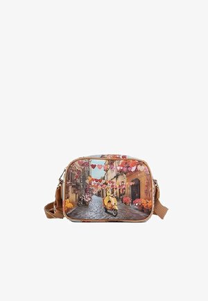 Piccola borsa a tracolla rettangolare con stampa di scena di strada che raffigura una persona che guida un motorino giallo sotto decorazioni a forma di cuore appese.