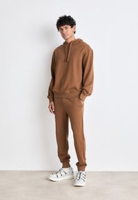 HUGO TRACKSUIT DAPODAYOTE SET - Gornji dio trenirke - medium brown