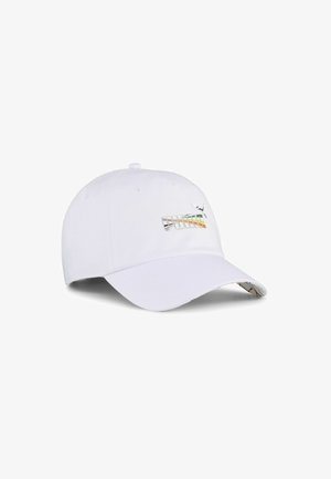 Cappellino da baseball bianco con il logo "PUMA" colorato sul davanti e la parte inferiore della visiera a motivo. Realizzato in tessuto con una texture liscia.
