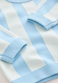 Pull doux en maille avec de larges rayures horizontales bleu clair et blanc, doté de poignets et d'un ourlet côtelés.