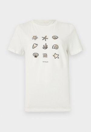 Valge puuvillane T-särk, millel on erinevad ookeaniteemalised kontuurid, sealhulgas meritähed, kestad ja lained, paigutatud ruudustikku.