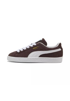 Baskets Puma en daim marron avec bande en cuir blanc, lacets blancs, semelle texturée et logo doré « Puma Suede » sur le côté.