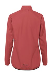 Rode waterdichte jas met hoge kraag, elastische manchetten en een trekkoord onderaan. Heeft een soepele textuur en een logo aan de onderrug.