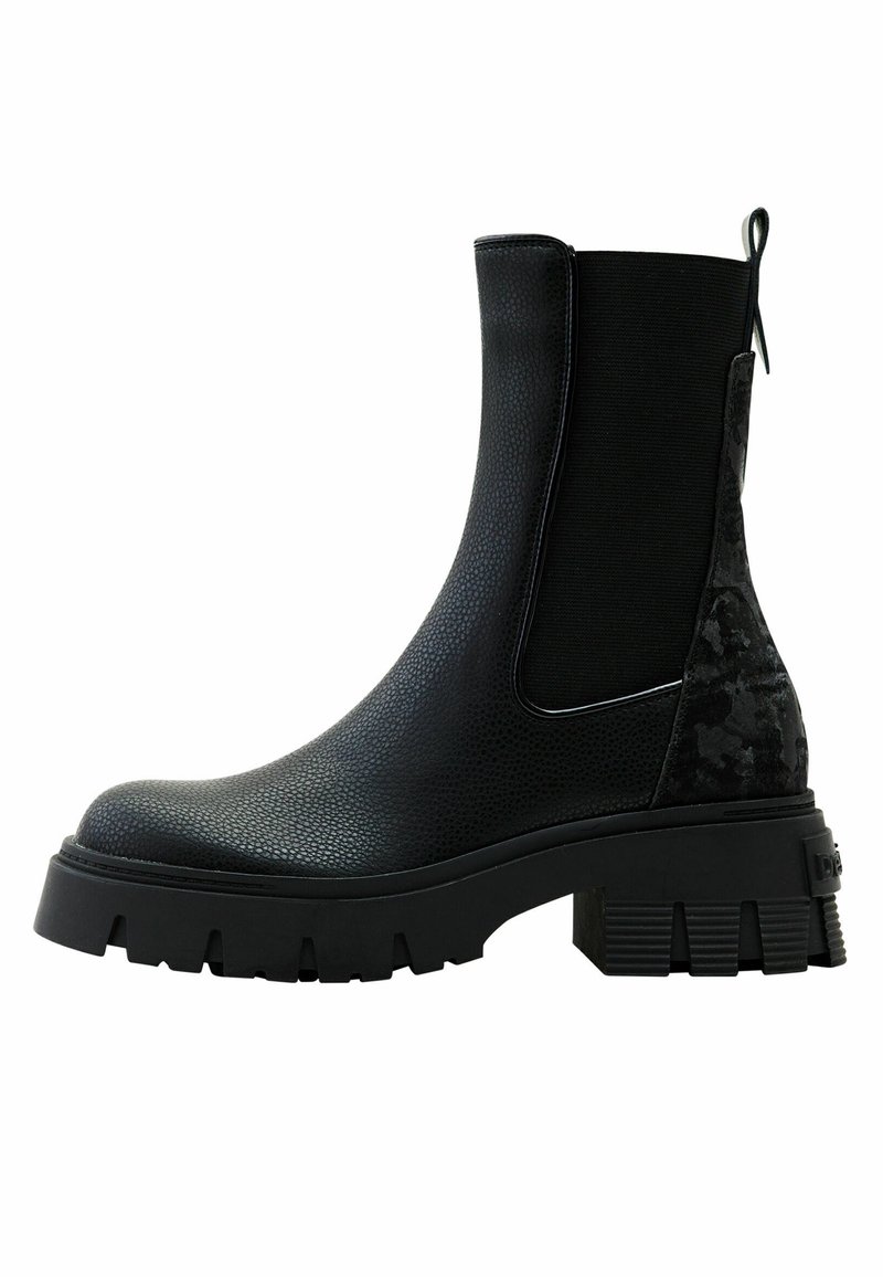 Stivali Chelsea neri con tomaia in pelle testurizzata, pannelli laterali elasticizzati e suola in gomma spessa; presenta un pannello posteriore con motivo.