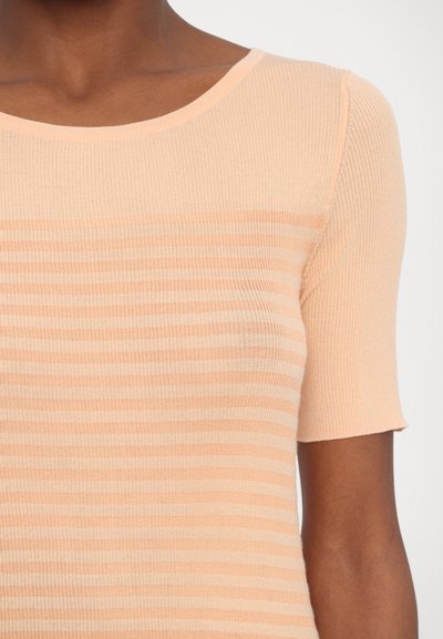 Perzikkleurige ribben short-sleeve top met een ronde halslijn en horizontale strepen. De stof heeft een gladde textuur met een aansluitende pasvorm.