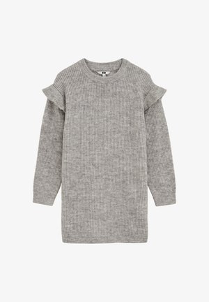Vestido de punto gris con mangas largas y acentos rizados en los hombros. Textura suave y corte relajado, con un escote redondo.