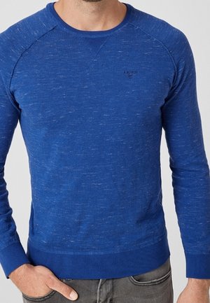 Modrý svetřík s kulatým výstřihem vyrobený z texturované tkaniny. Má ribbrované manžety a lem, s malým logem na hrudi. Neformální design.