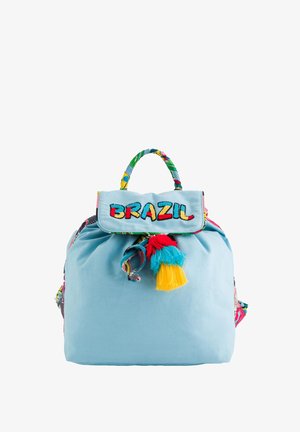 Rucsac albastru deschis cu text brodat "BRAZIL", ciucuri colorate și maner cu model. Material moale, formă rotunjită, închidere cu sfoară.