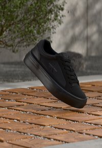 Δεν επιλέχθηκε, triple black