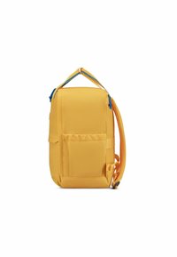 Zaino giallo realizzato in tessuto durevole, dotato di una tasca frontale, spallacci regolabili e una maniglia superiore. Texture liscia e forma rettangolare.
