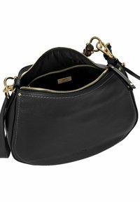 Sac à main en cuir noir avec une finition texturée, fermeture éclair dorée et bandoulière ajustable. L'intérieur présente un revêtement noir et une étiquette de marque.