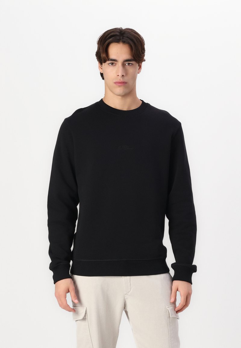 Zwarte sweatshirt met een ronde hals en lange mouwen, gemaakt van zachte stof. Kenmerkt zich door een subtiele logodetail op de voorkant en ribgebreide manchetten.