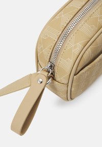 Lacoste DAILY LIFESTYLE SEASONAL - Mala a tiracolo - viennois beige
