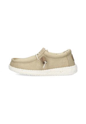 Scarpa casual beige chiaro slip-on con suola bianca screziata, tomaia in tessuto, lacci elastici con regolatore e collarino imbottito per il comfort.