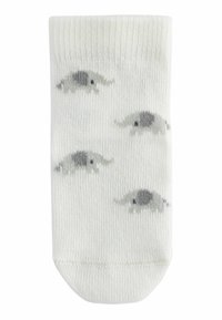 Baumwoll-Sneaker-Socken in hellcreme, mit kleinen grauen Elefantenmustern. Gerippte Textur am oberen Rand und runde Zehenform.