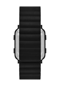 Schwarze Digitaluhr mit einem strukturierten, geriffelten Armband. Sie verfügt über ein rechteckiges silbernes Ziffernblatt, umgeben von einem glatten schwarzen Gehäuse.