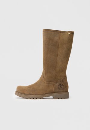 Bota castanha de camurça até ao joelho com bico redondo, superfície texturizada, costura reforçada, sola de borracha e detalhe do logótipo no calcanhar.