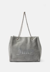 Szara zamszowa torba na ramię z błyszczącą srebrną rączką w formie łańcucha, z napisem "Juicy" w kryształkach na przodzie i o sztywnym kształcie.