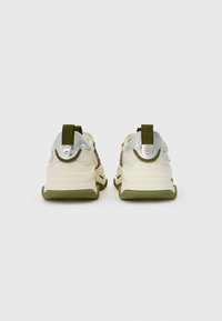 Sneakers med en overdel i mesh og syntetik i cremede og olivenfarvede toner, der har sølvaccenter, trækkernelapper og en tekstureret sål.
