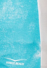 Tela de algodón turquesa con textura de degradado, con acentos blancos y el texto "VENICE BEACH" en una fuente sencilla.
