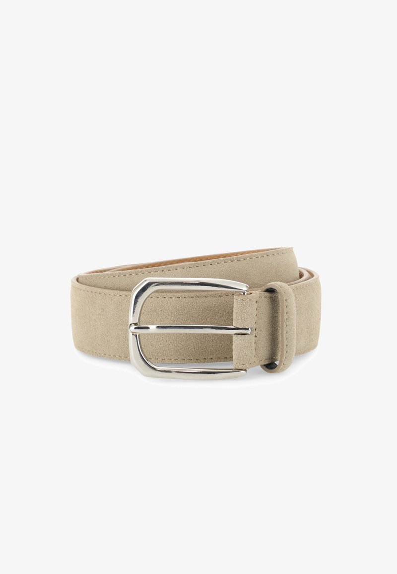 Ceinture en daim beige roulée avec boucle rectangulaire argentée polie et bords cousus sur fond blanc.
