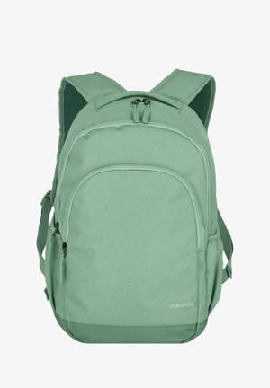 Groene textuurstof rugzak met twee voorste met rits gesloten vakken, gevoerde schouderbanden en een ruime hoofdcompartiment. Logo gedrukt aan de voorkant.