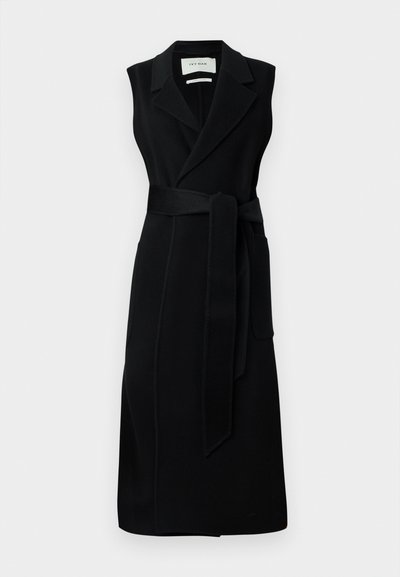 Schwarzes, ärmelloses Wickelkleid aus glattem Stoff, mit tailliertem Gürtel, breiten Revers und zwei seitlichen Taschen. Einfaches, elegantes Design.