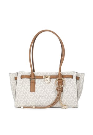 Beige Michael Kors skuldertaske i læder med MK-monomerumønster, dobbelte håndtag i toppen, guldfarvet hardware og dekorativt vedhæng.