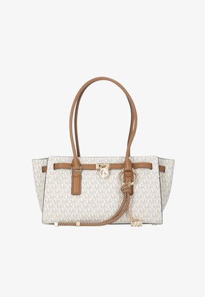 Beige Michael Kors skuldertaske i læder med MK-monomerumønster, dobbelte håndtag i toppen, guldfarvet hardware og dekorativt vedhæng.