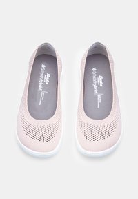 Svetlo roza slip-on čevlji, izdelani iz pletenega materiala z perforiranim vzorcem, beli gumijasti podplati in mehka tkaninska podloga znotraj.