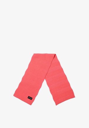 Roze gebreide sjaal met een gestructureerd ribpatroon en een zwart label. Het ontwerp is langwerpig, zonder zichtbare sluitingen of versieringen.