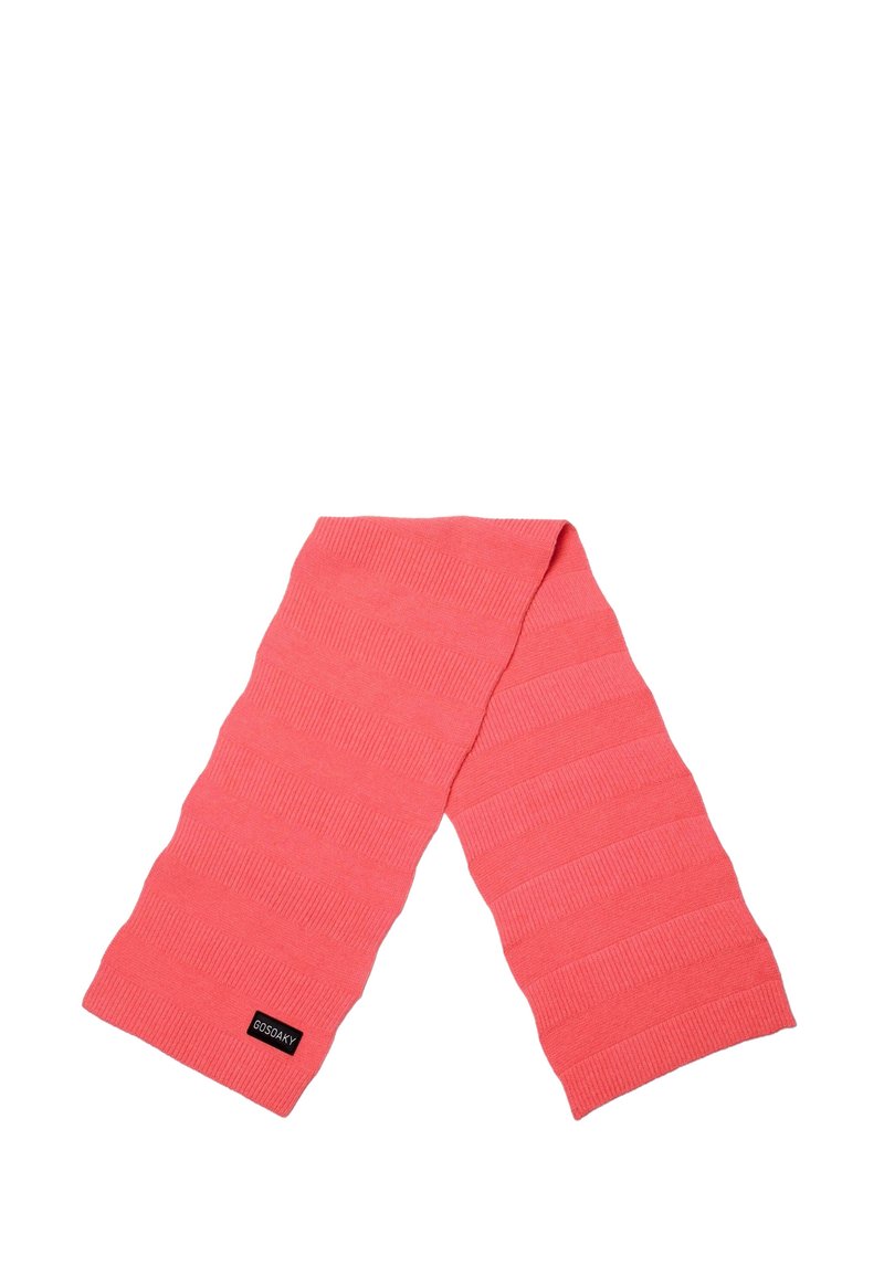 Roze gebreide sjaal met een gestructureerd ribpatroon en een zwart label. Het ontwerp is langwerpig, zonder zichtbare sluitingen of versieringen.
