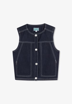 Veste en denim bleu à col rond et sans manches. Comprend quatre poches avant, une couture contrastée claire et des boutons-pression ronds.