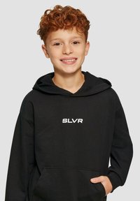 Felpa nera con cappuccio e tasca frontale, caratterizzata da un logo "SLVR" bianco sul petto. Il materiale sembra morbido con una superficie texture.