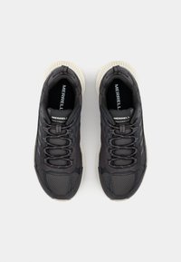 Schwarze Netzsneaker mit Gummisohle, die kontrastierende weiße Akzente, eine abgerundete Zehenpartie und sechs Paar Ösen für die Schnürsenkel aufweisen.
