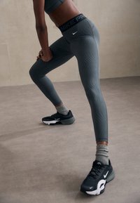 Nike Performance - Leggings - anthracite/black/white Image miniature 1