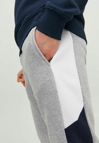 Jack & Jones JPSTWILL JJREID PANT  - Verryttelyhousut - light grey melange
