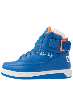 Højt blåt basketballsko med orange accenter, hvid sål, "Patrick Ewing" signatur på siden og justerbar strop ved anklen.