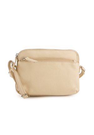 Beige Leder Umhängetasche mit einer vorderen Reißverschlusstasche, glatter Textur und verstellbarem Tragegurt. Rechteckige Form mit minimalen Nähten.