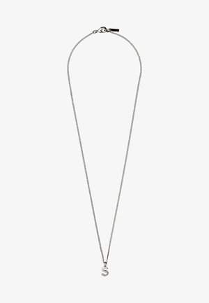 Sølvtonet halskæde med en delikat kæde og en lille "s" vedhæng. Enkel design, glat metaloverflade og justerbar lås.