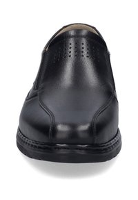 Zapato negro sin cordones con parte superior de cuero liso, detalle perforado cerca del frente, costura reforzada y suela de goma baja.