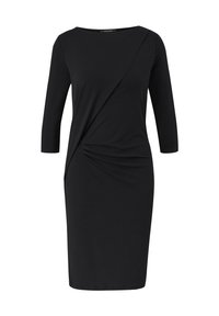 Robe noire longueur genou avec manches trois-quarts, détail froncé asymétrique à l'avant et décolleté bateau.